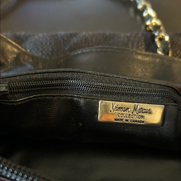 Neiman Marcus collection - Elegant Black Quilted Chain Strap Bag - Picture 2 of 10